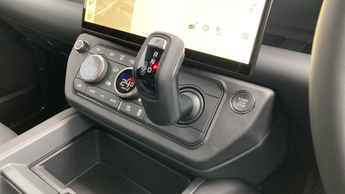 Land Rover Defender 3.0 D250 X-Dynamic HSE 110 5dr Auto Diesel Estate - Image 13
